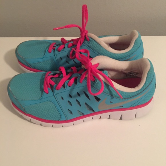 Nike tennis shoes pink and aqua - Picture 2 of 4